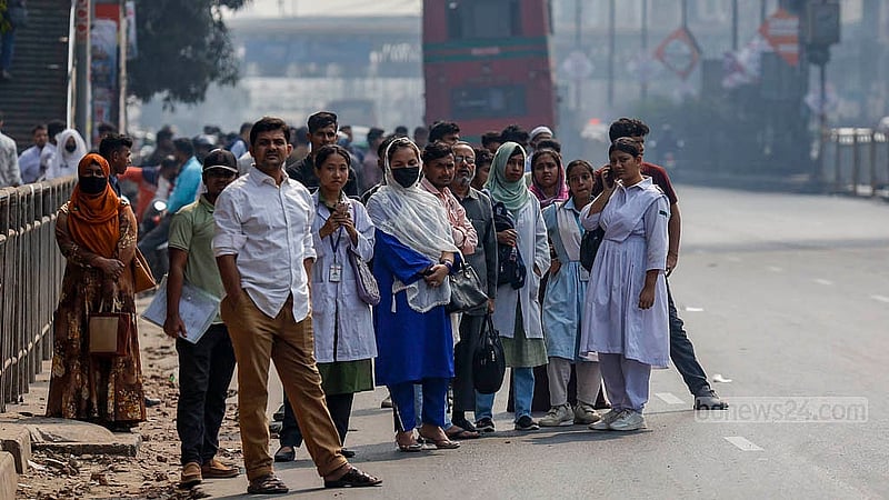 কাউন্টার পদ্ধতি চালুর পর ঢাকার রাস্তায় বাসের সংকট দেখা দিয়েছি সড়কে। বুধবার ঢাকার বিভিন্ন জায়গা বাসের অপেক্ষায় থাকতে দেখা যায় মানুষকে