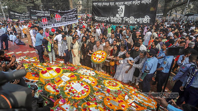 আন্তর্জাতিক মাতৃভাষা দিবসে কেন্দ্রীয় শহীদ মিনারে শ্রদ্ধা নিবেদন করে বিভিন্ন সংগঠন ও প্রতিষ্ঠান