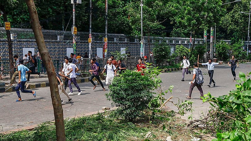 রাজধানীর সায়েন্স ল্যাবরেটরি এলাকায় মঙ্গলবার দুপুরে কোটা আন্দোলনকারীদের সঙ্গে ছাত্রলীগের সংঘর্ষের ঘটনা ঘটে