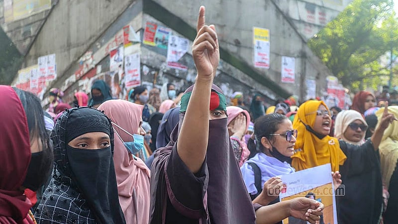 প্রাথমিক বিদ্যালয়ের সহকারী শিক্ষক পদে বাতিল হওয়া নিয়োগ ফিরে পাওয়ার দাবিতে সোমবার রাজধানীর শাহবাগ মোড় অবরোধ করে বিক্ষোভ করেন ঢাকা ও চট্টগ্রাম বিভাগের প্রার্থীরা