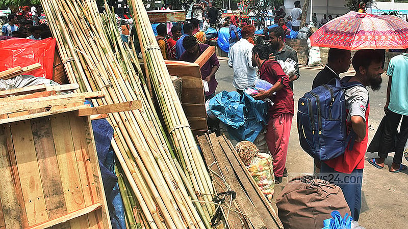 চট্টগ্রাম লালদিঘী এলাকায় জব্বারের বলী খেলা ঘিরে আয়োজিত মেলায় বিভিন্ন পণ্য সামগ্রী নিয়ে আসা দোকানিদের সড়ক থেকে তুলে দিয়েছে স্থানীয় প্রশাসন