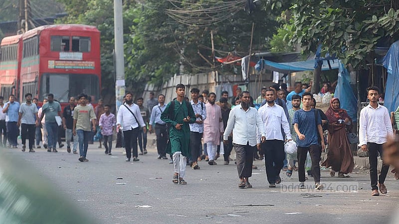 সচিবালয়ের সামনে মঙ্গলবার বিক্ষোভকারী শিক্ষার্থী ও আইনশৃঙ্খলা বাহিনীর সংঘর্ষের কারণে সড়কে যানবাহন চলাচল বন্ধ হয়ে যায়