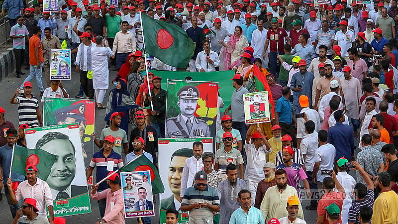 ‘জাতীয় বিপ্লব ও সংহতি দিবস’ উপলক্ষে শুক্রবার বিএনপির শোভাযাত্রা ছেয়ে যায় ব্যানার আর পোস্টারে।
