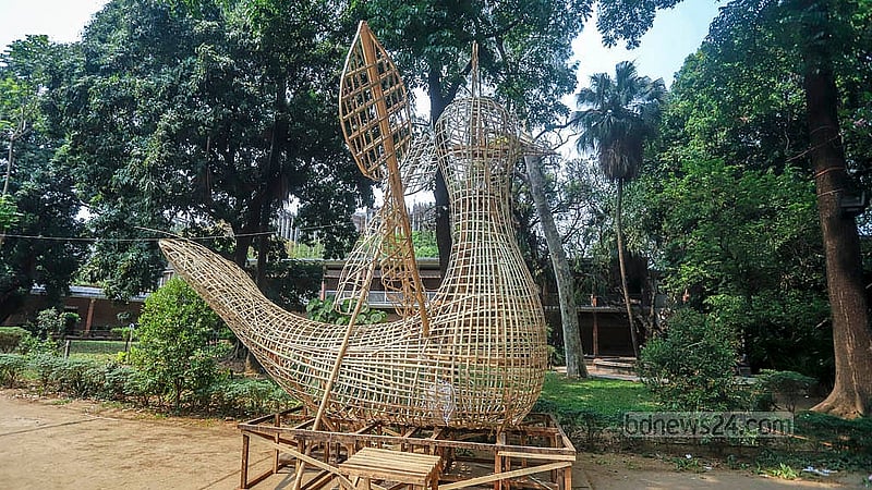বর্ষবরণের শোভাযাত্রার প্রস্তুতি হিসেবে ঢাকা বিশ্ববিদ্যালয়ের চারুকলায় তৈরি করা হচ্ছে বিভিন্ন মোটিফ