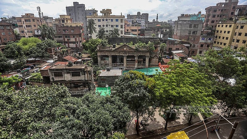 পুরান ঢাকার নারিন্দার শরৎ গুপ্ত রোডের ৪৪ নম্বরের বাড়িটি শত বছরের পুরনো। বাড়িটি উপমহাদেশের সবচেয়ে পুরনো আয়ুর্বেদিক ওষুধ প্রস্তুতকারী প্রতিষ্ঠান শক্তি ঔষধালয়ের স্বত্তাধিকারী শ্রী লাল মোহন চক্রবর্ত্তীর