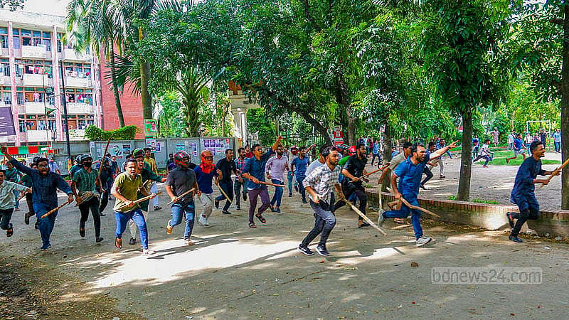 ঢাকা বিশ্ববিদ্যালয়ের বিজয় একাত্তর হলের সামনে সোমবার বিকালে ছাত্রলীগ ও কোটা আন্দোলকারীদের মধ্যে ধাওয়াধাওয়ি।