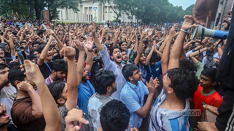 শিক্ষা উপদেষ্টা সি আর আবরার ও শিক্ষা সচিবের পদত্যাগের দাবিতে মঙ্গলবার সচিবালয়ের সামনে বিক্ষোভ করেন শিক্ষার্থীরা