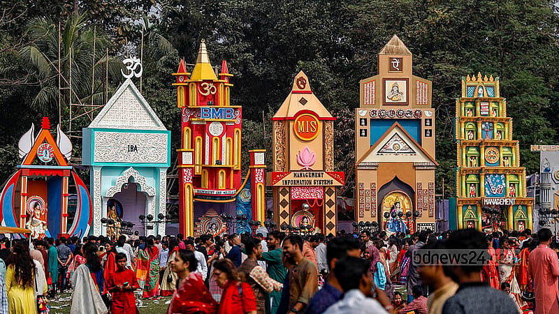 সরস্বতী পূজা উপলক্ষে সোমবার ঢাকা বিশ্ববিদ্যালয়ের জগন্নাথ হল মাঠের মণ্ডপ