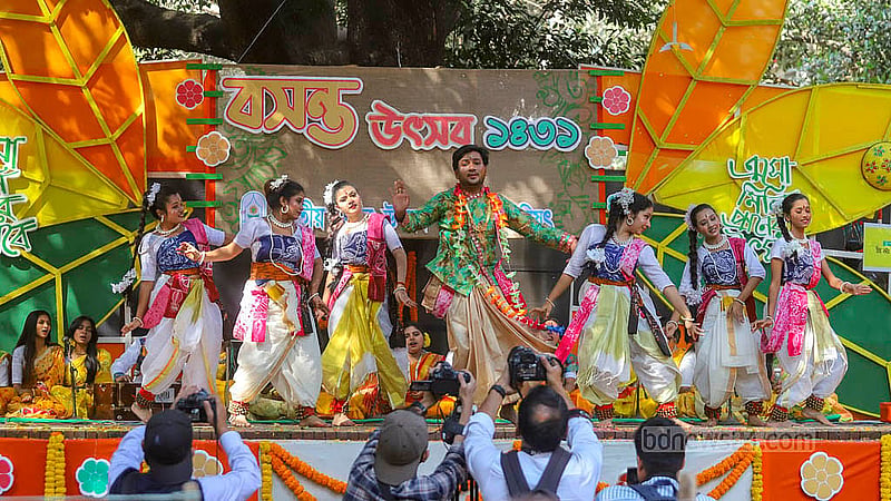 ঢাকা বিশ্ববিদ্যালয়ের চারুকলার বকুলতলায় শুক্রবার সকালে বসন্ত উৎসবে শিল্পীদের দলীয় নৃত্য পরিবেশনা