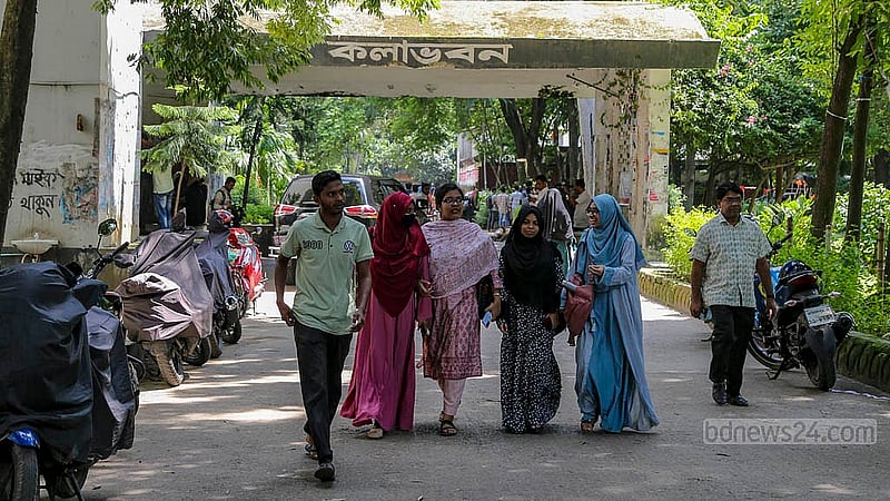 সাড়ে তিন মাস বন্ধ থাকায় শিক্ষার্থীদের পদচারণা ছিলো না ঢাকা বিশ্ববিদ্যালয়ে। রোববার থেকে ক্লাস শুরু হওয়ায় প্রাণ ফিরেছে ক্যাম্পাসে