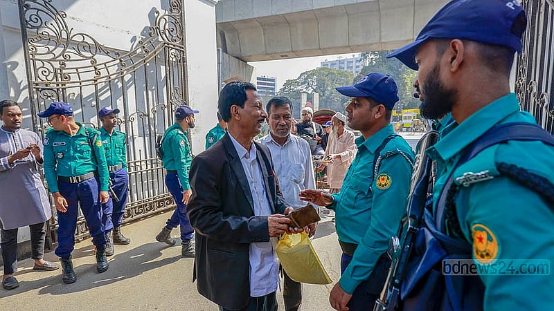 হাই কোর্ট এলাকায় শনিবার বিভিন্ন জনকে থামিয়ে তল্লাশি ও জিজ্ঞাসাবাদ করে আইনশৃঙ্খলা বাহিনী