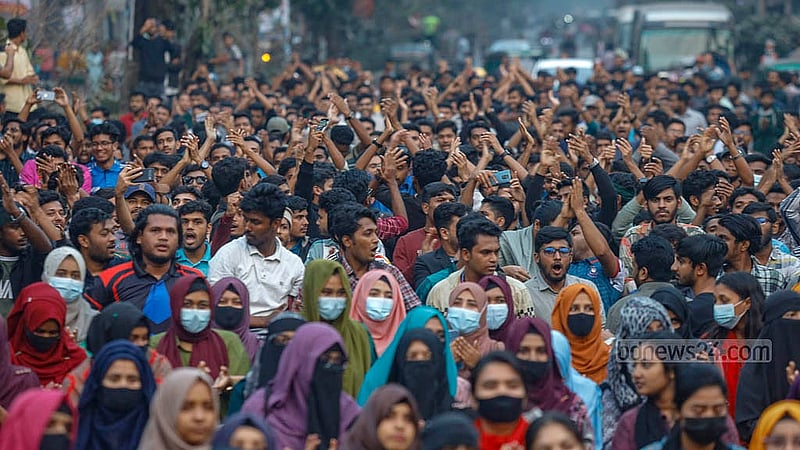 স্বতন্ত্র বিশ্ববিদ্যালয়ের স্বীকৃতিসহ সাত দাবিতে শনিবার বিকালে ক্যাম্পাসের সামনে থেকে মিছিল বের করেন সরকারি তিতুমীর কলেজের শিক্ষার্থীরা