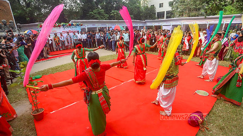 বাংলা একাডেমি প্রাঙ্গণে যুবমেলার উদ্বোধন অনুষ্ঠানে নৃত্য পরিবেশন করেন শিল্পকলা একাডেমির শিল্পীরা
