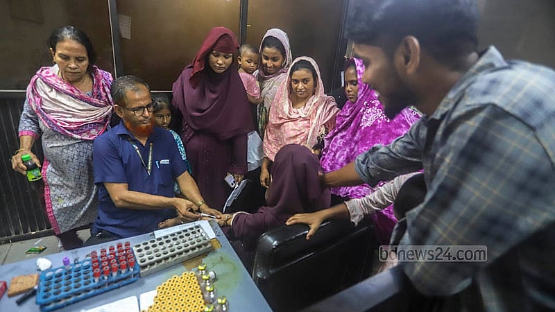 ডেঙ্গু আক্রান্তের সংখ্যা বেড়ে যাওয়ায় রক্ত পরীক্ষার ভিড়ও বেড়েছে রাজধানীর মাতুয়াইল শিশু মাতৃসদন হাসপাতালে