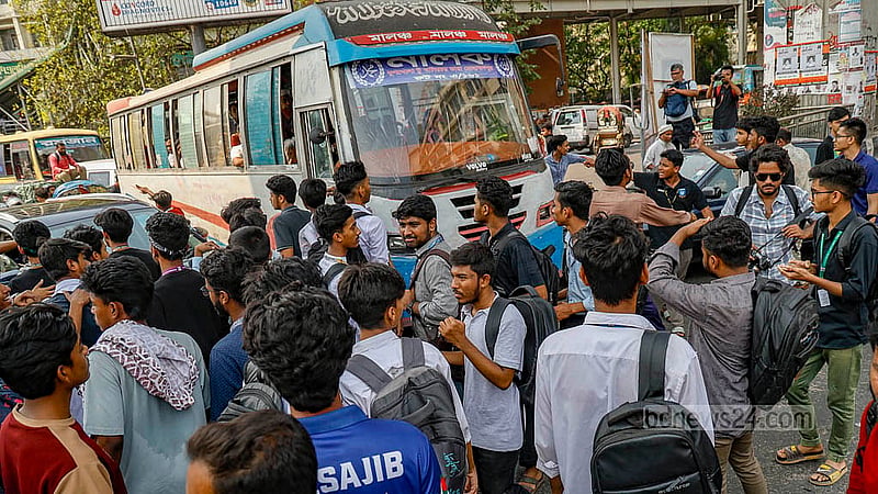 ধর্ষণ মামলার দ্রুত বিচার এবং ধর্ষকদের সর্বোচ্চ শাস্তির দাবিতে মঙ্গলবার ঢাকার শাহবাগ মোড় কিছু সময়ের জন্য অবরোধ করে বিক্ষোভ দেখান বিভিন্ন কলেজের শিক্ষার্থীরা