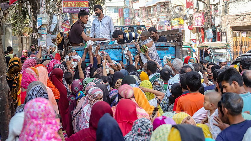 ঢাকার দক্ষিণ বনশ্রীতে সোমবার টিসিবির ট্রাকসেলের সামনে মানুষের উপচে পড়া ভিড়