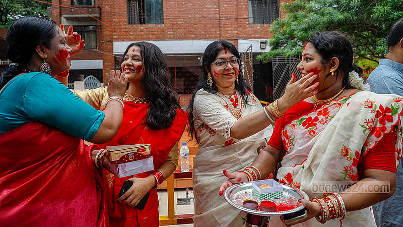 বিজয়া দশমীতে ঢাকেশ্বরী জাতীয় মন্দিরে সিঁদুর খেলায় নারীরা