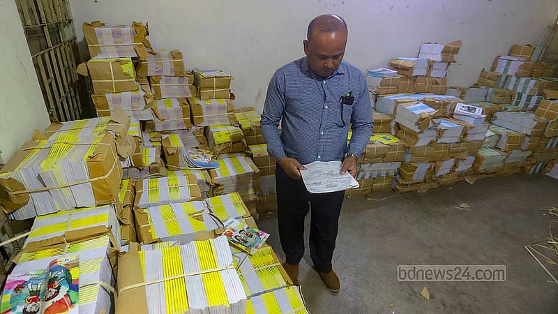 রাজধানীর সেগুনবাগিচা আইডিয়াল মডেল সরকারি প্রাথমিক বিদ্যালয় থেকে বিভিন্ন স্কুলে পাঠানো হচ্ছে ২০২৫ শিক্ষাবর্ষের প্রাথমিকের বই