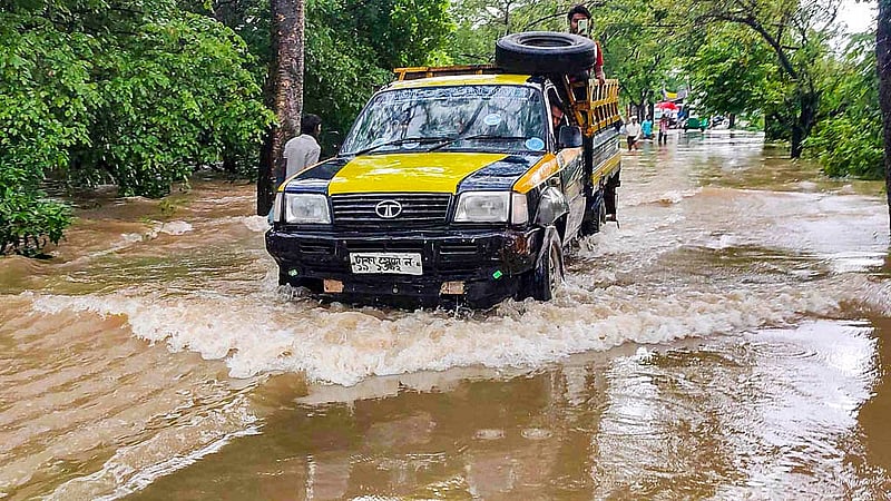 টানা বৃষ্টি ও উজান থেকে নেমে আসা ঢলে প্লাবিত হয়েছে সিলেটের পাঁচ উপজেলার বিভিন্ন সড়ক।