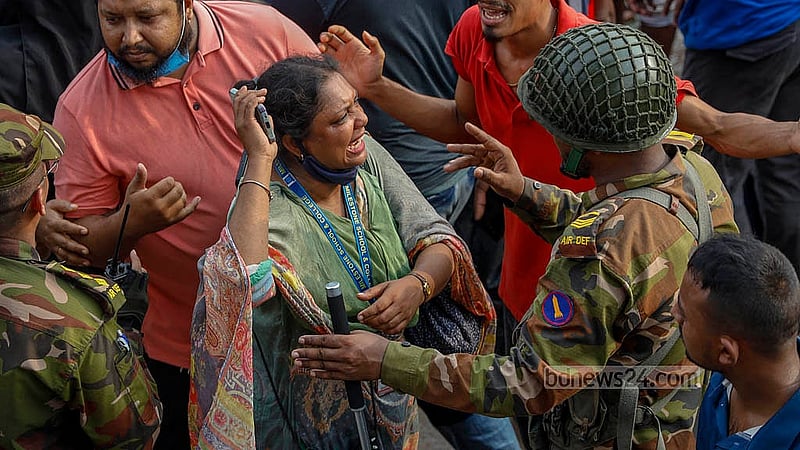 ঢাকার দিয়াবাড়িতে মাইলস্টোন স্কুল অ্যান্ড কলেজে বিমান বাহিনীর যুদ্ধবিমান বিধ্বস্ত হওয়ার পর উদ্ধারকাজের সময় শিক্ষার্থীদের স্বজনরা ভেতরে ঢুকতে চাইলে তাদের বাধা দেওয়া হয়