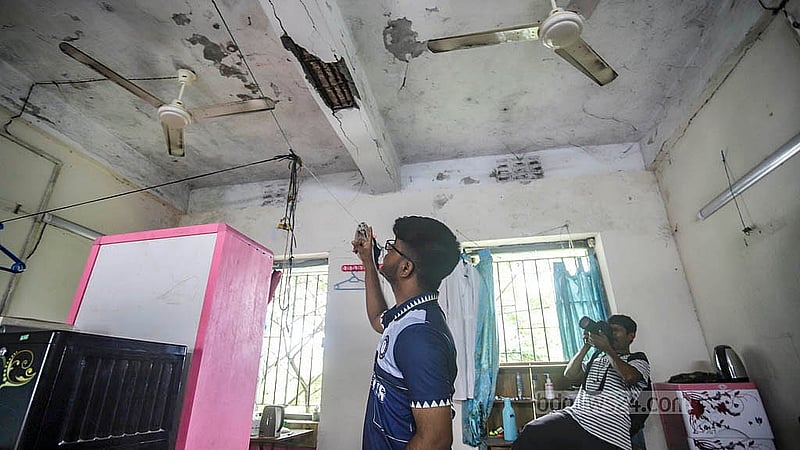 ঢাকা মেডিকেল কলেজের ডা. ফজলে রাব্বি ছাত্রাবাসের মূল ভবনের ছাদ থেকে খসে পড়ছে পলেস্তারা