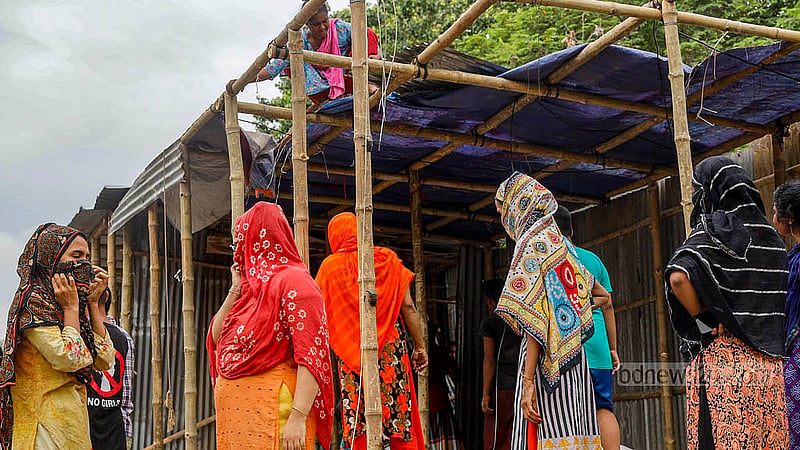 ঢাকার মোহাম্মদপুরের রামচন্দ্রপুর খালের উপর গড়ে তোলা অবৈধ স্থাপনা উচ্ছেদের আগে বৃহস্পতিবার সকাল থেকে নিজেদের জিনিসপত্র সরাতে শুরু করে সেখানকার বাসিন্দারা
