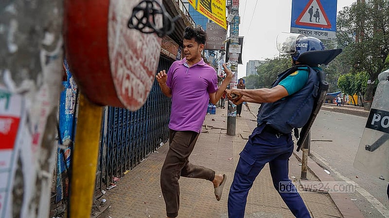 দলবেঁধে ঢাকা কলেজের শিক্ষার্থীরা সিটি কলেজের সামনে চলে এলে তাদের ছত্রভঙ্গ করতে পুলিশের লাঠিচার্জ