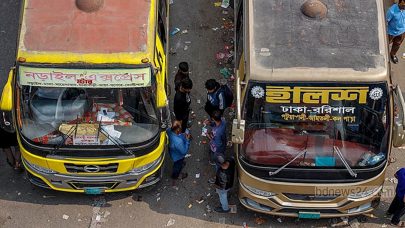 ঢাকার যাত্রাবাড়ি মোড়ে সড়কের উপর দূরপাল্লার বাস পাকিং করে তোলা হচ্ছে যাত্রী। অথচ এই বাস ছাড়ার কথা সায়দাবাদ বাস টার্মিনাল থেকে