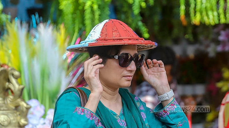 নববর্ষ উদযাপন ঘিরে দোয়েল চত্বরের পাশে ফুটপাতের দোকানগুলো থেকে হস্ত ও কারু শিল্প পণ্য কিনতে ভিড় করছে মানুষ