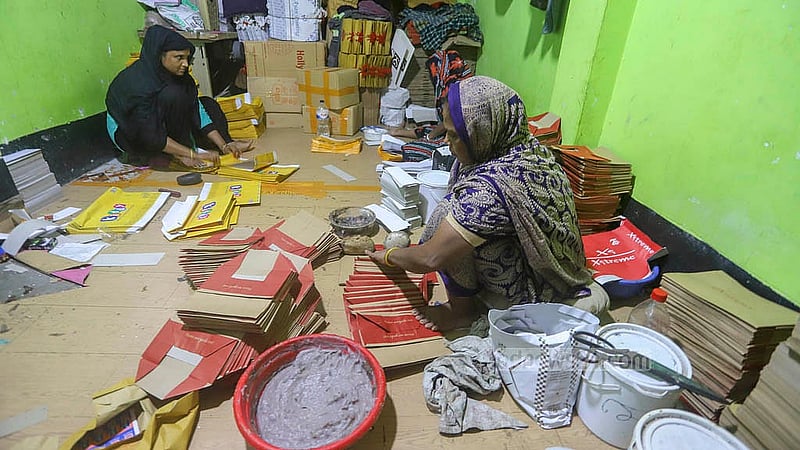 ঢাকার কেরানীগঞ্জের শহীদ নগর এলাকায় রয়েছে অর্ধশতাধিক কাগজের শপিং ব্যাগ তৈরির কারখানা। আকার, কাগজ ও নকশা অনুযায়ী ১০০ শপিং ব্যাগ তৈরিতে খরচ হয় ৪০০ থেকে ২০০০ টাকা