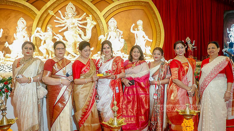 বাঙালি হিন্দুদের অন্যতম ধর্মীয় উৎসব দুর্গাপূজার ষষ্ঠীতে বনানী মণ্ডপে প্রতিমার সামনে দাঁড়িয়ে অনেকেই