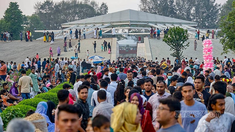 সাপ্তাহিক ছুটির দিন শুক্রবার বিকালে ঢাকার জিয়া উদ্যানে মানুষের ঢল নামে