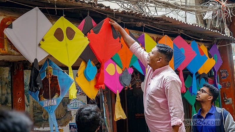 পুরান ঢাকার শাঁখারীবাজারে সাজিয়ে রাখা হয়েছে ঘুড়ি। সেখানে নানা নকশার ঘুড়ি মেলে; দাম ৫ থেকে ১০০ টাকা