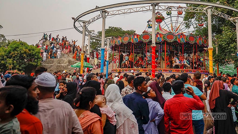 রাজধানীর শ্যামলীতে ঢাকা উত্তর সিটি করপোরেশনের ওয়ান্ডারল্যান্ড পার্কে ঈদের পরদিন মঙ্গলবার বিকাল থেকে ছিল উপচেপড়া ভিড়