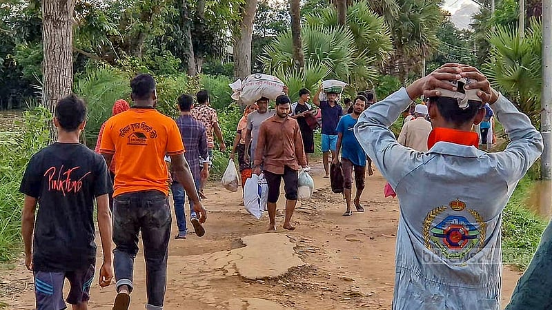 কুমিল্লার বুড়িচং উপজেলায় নিরাপদ আশ্রয়ের সন্ধানে বন্যাক্রান্ত মানুষ