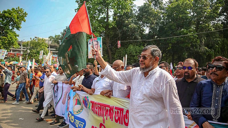 আওয়ামী লীগের ৭৫তম প্রতিষ্ঠাবার্ষিকী উপলক্ষে রোববার দুপুর থেকে ঢাকা বিশ্ববিদ্যালয় এলাকায় ঢল নামে নেতাকর্মীদের