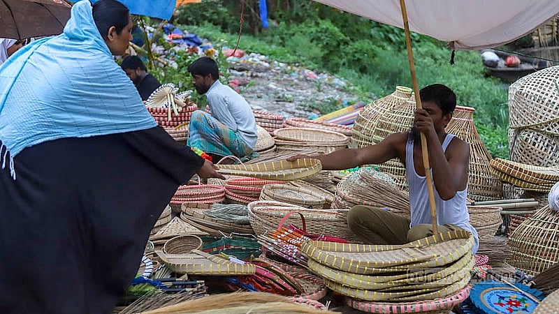 রাজধানীর রামপুরা-বনশ্রী খালের পাশে মেরাদিয়া সাপ্তাহিক এই হাটে মেলে গৃহস্থালির বিভিন্ন জিনিসপত্র