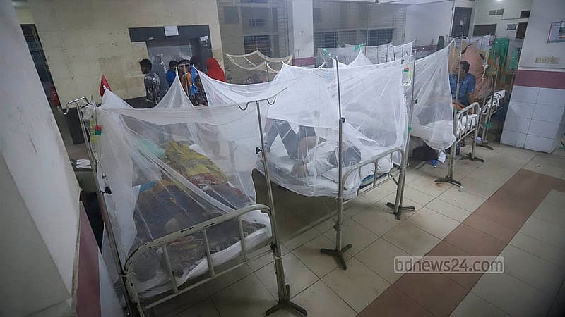 রাজধানীর মুগদা জেনারেল হাসপাতালের ডেঙ্গু ওয়ার্ডে রোগীদের রাখা হয়েছে মশারির ভেতর