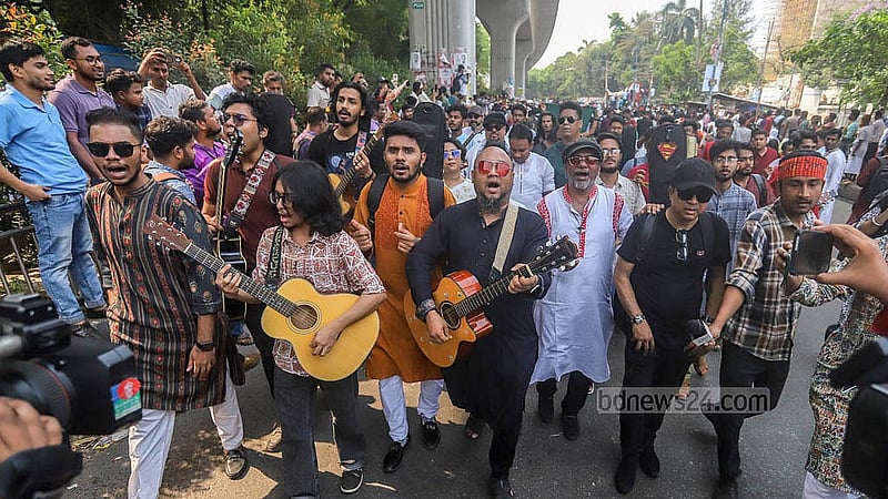 বর্ষবরণ আনন্দ শোভাযাত্রায় অংশ নেন চারুকলার শিক্ষক-শিক্ষার্থী, বিভিন্ন প্রতিষ্ঠানের শিক্ষার্থী, সাংস্কৃতিক সংগঠনের কর্মী এবং নানা বয়সী মানুষ