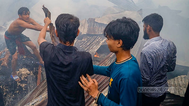 ঢাকার মহাখালীর সাততলা বস্তিতে আগুন নিয়ন্ত্রণে আসার পরও টিন সরালে কিছু কিছু জায়গায় আগুন জ্বলতে দেখা যায়