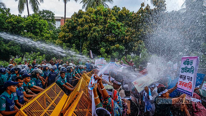 দাবি আদায়ে প্ল্যাকার্ড হাতে জাতীয় প্রেস ক্লাবের সামনে পুলিশের জলকামানের সামনে বেসরকারি প্রাথমিক শিক্ষকরা