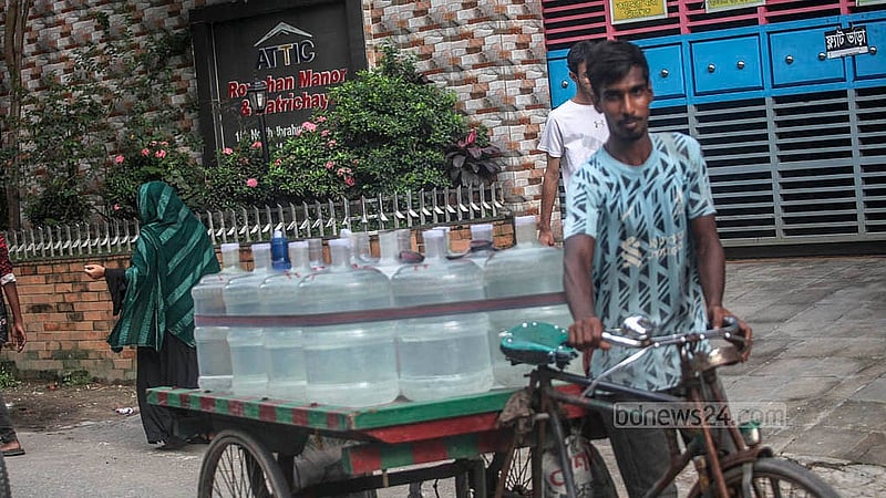 রাজধানীর ইব্রাহিমপুর এলাকায় ওয়াসার পানির সংকটের কারণে খাওয়ার জন্য বোতলজাত পানির চাহিদা বেশি