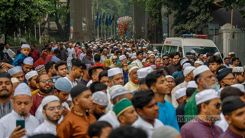 জাতীয় ঈদগাহে সোমবার সকালে ঈদুল ফিতরের নামাজ শেষে ফিরছেন মুসলমানরা