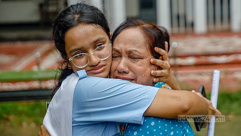 মাধ্যমিকের ফলে মেয়ে জিপিএ-৫ পাওয়ায় আনন্দে কেঁদে ফেলেন এক মা। ভিকারুননিসা নূন স্কুল এন্ড কলেজ থেকে তোলা