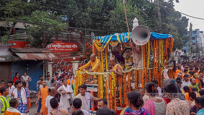 সিলেট নগরীতে রথযাত্রায় অংশগ্রহণ করেন সনাতন ধর্মাবলম্বী নানা বয়েসি মানুষ