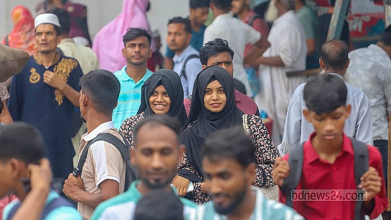 স্বজনদের সঙ্গে কোরবানির ঈদ উদযাপানে দক্ষিণের অনেক মানুষ বেছে নিয়েছে নৌপথ। বৃহস্পতিবার রাজধানীর সদরঘাট লঞ্চ টার্মিনালে