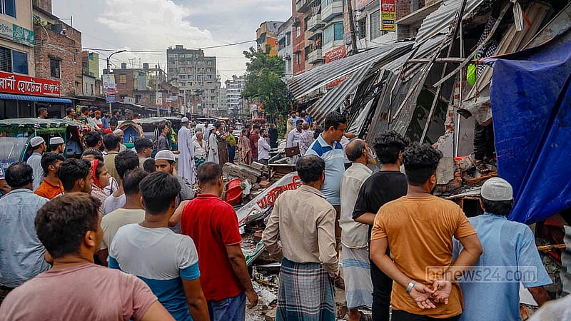 ঢাকা উত্তর সিটির অভিযানে মিরপুর-১১ নম্বরের ভাসানী মোড় এলাকায় ফুটপাতে গড়ে ওঠা খাবার হোটেল ভেঙে দেওয়ার পর প্রয়োজনীয় জিনিসপত্র সরিয়ে ফেলা হচ্ছে