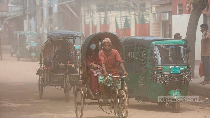 ঢাকার কমলাপুরে বিআরটিসির সামনের সড়কটিতে এতটাই ধুলা যে যাতায়াতের সময় মাস্ক না পড়লে ভোগান্তিতে পড়তে হয়
