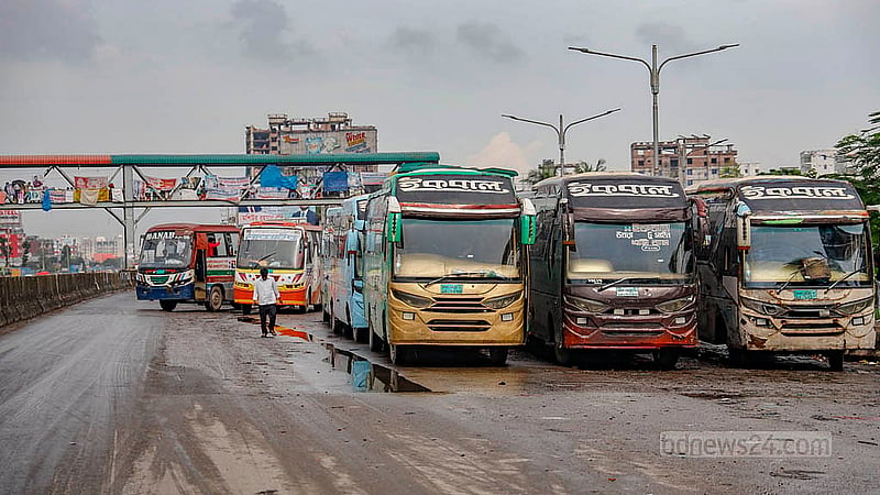 ঢাকা-চট্টগ্রাম মহাসড়কে সাইনবোর্ড মোড়ে বড় জায়গা দখল করে পার্কিং করে রাখা হয়েছে বাস