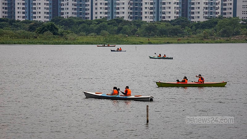 অল্প কিছু নৌকা দিয়ে গেল বছর কায়াকিং শুরু হয় উত্তরার দিয়াবাড়িতে। চাহিদা বাড়ায় সেখানে যোগ হয়েছে আরও অনেক নৌকা